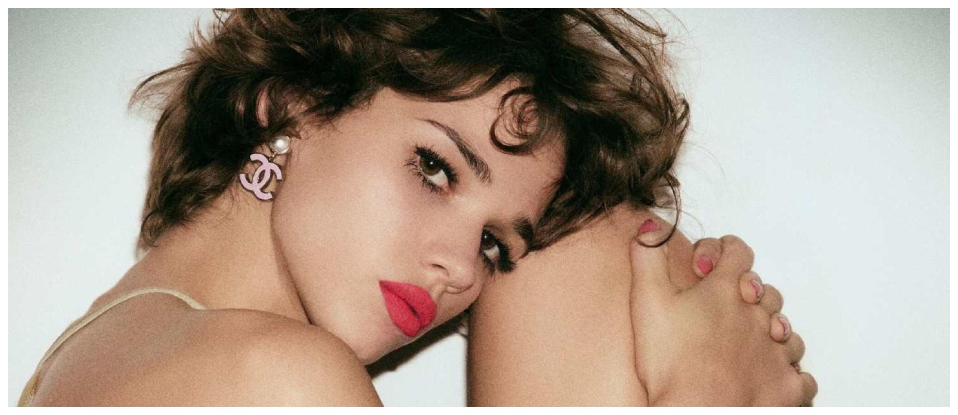 მატილდა გვარლიანი Harper’s Bazaar-ის ფერად, თამამ და ირონიულ სივრცეში